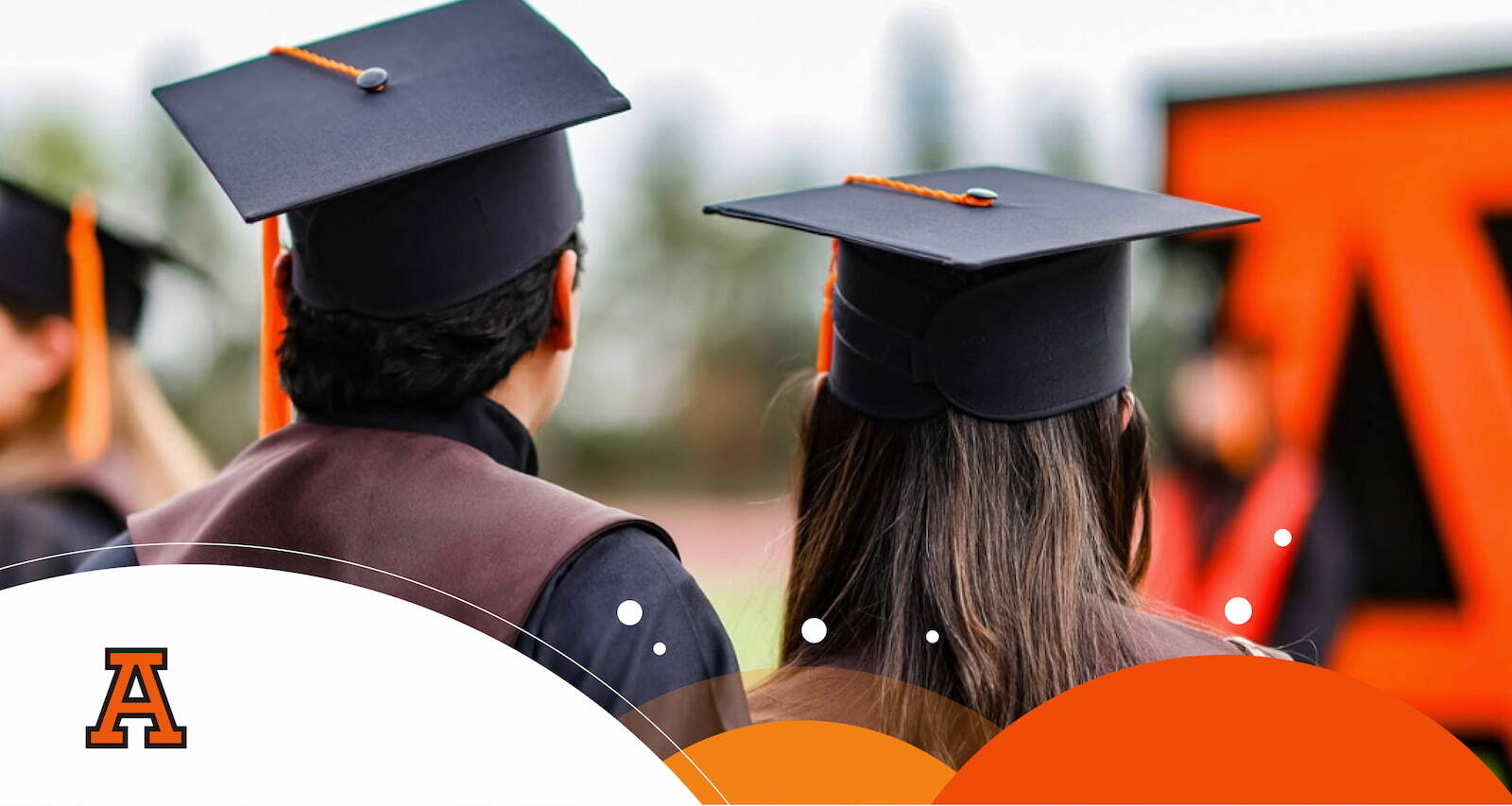 alumnos de la anahuac puebla con birrete en graduacion 2026