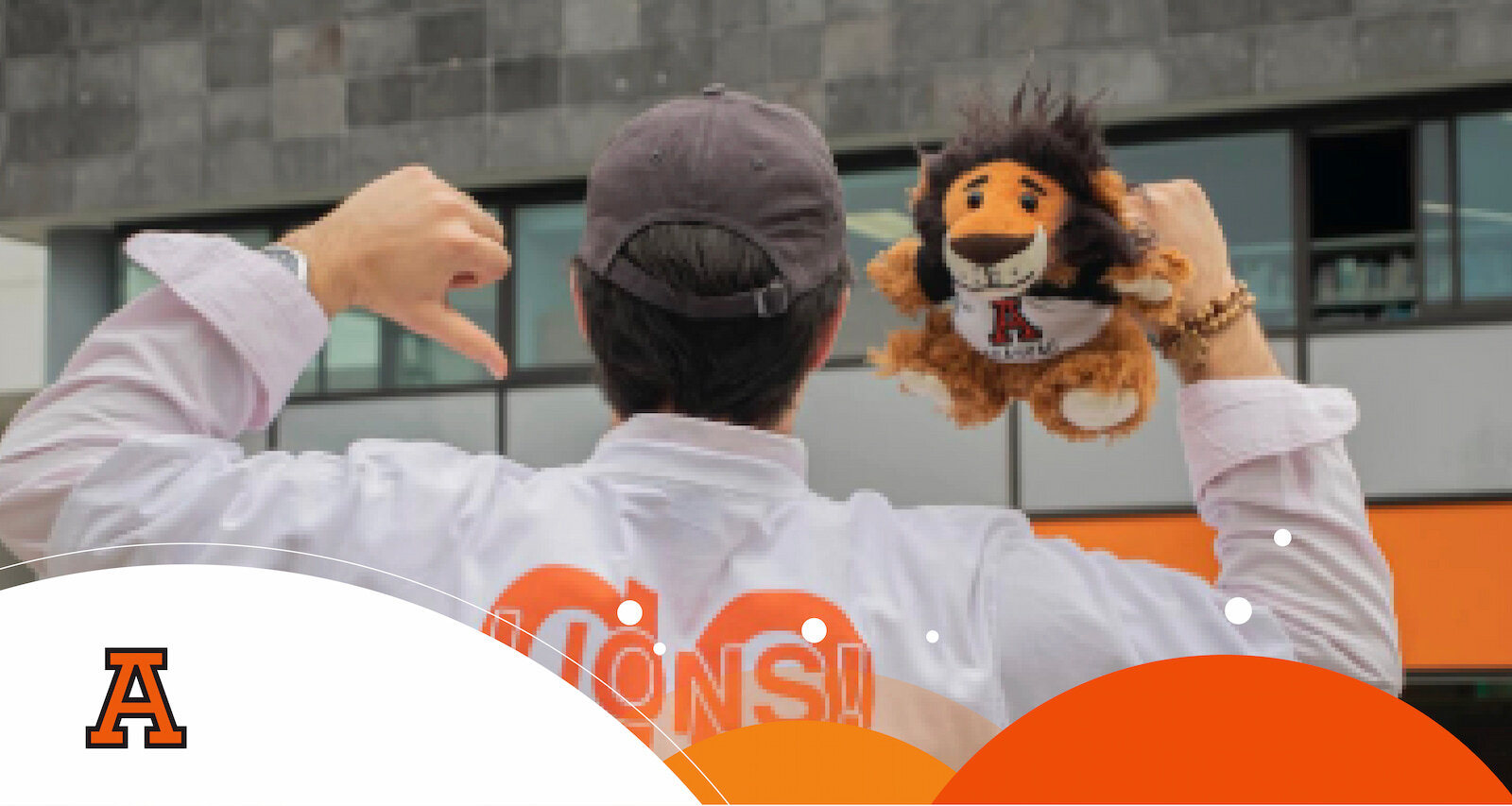 egresado de la universidad anahuac con mascota 