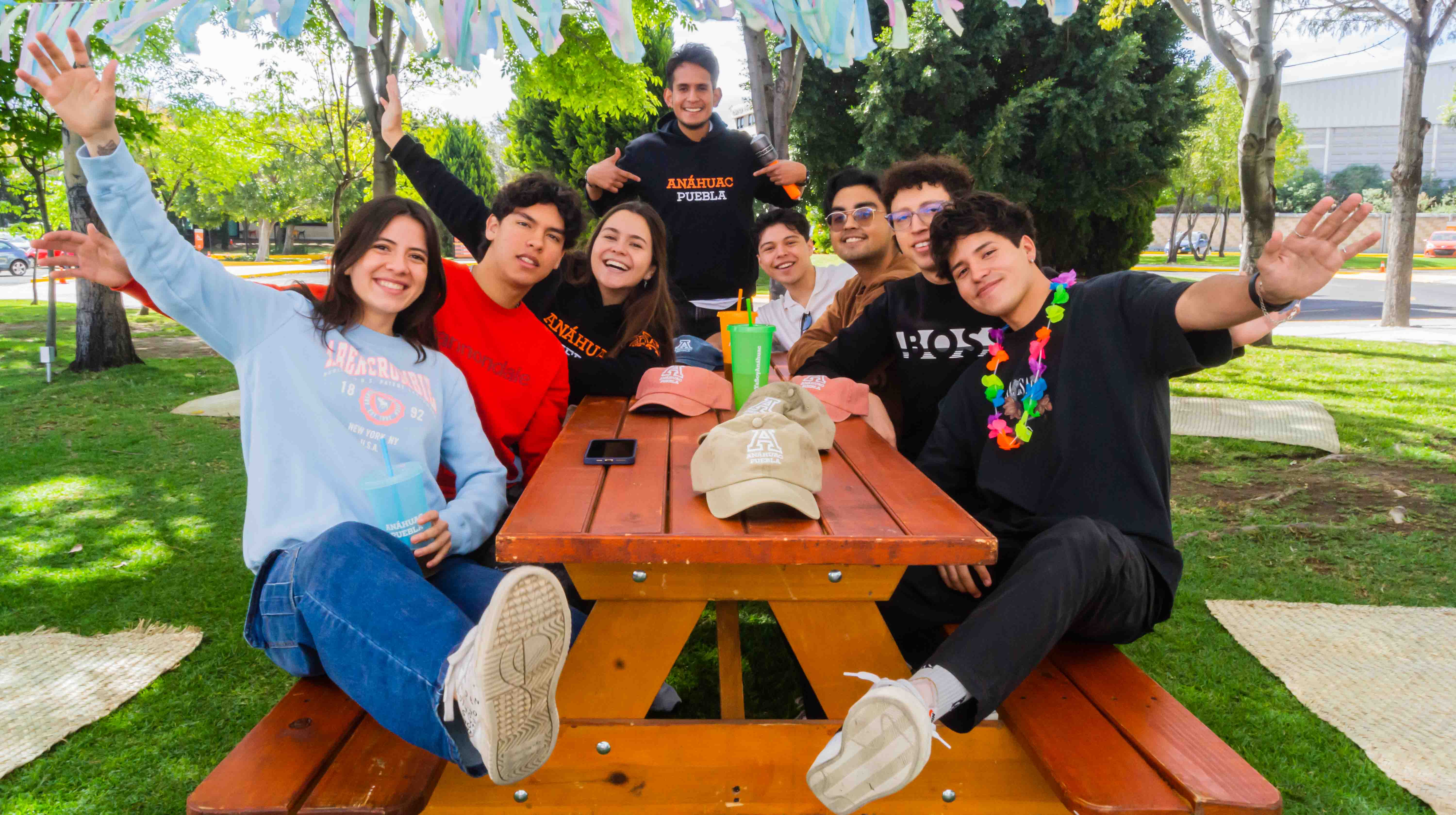 8 estudiantes sentados en una banca de Anáhuac Puebla