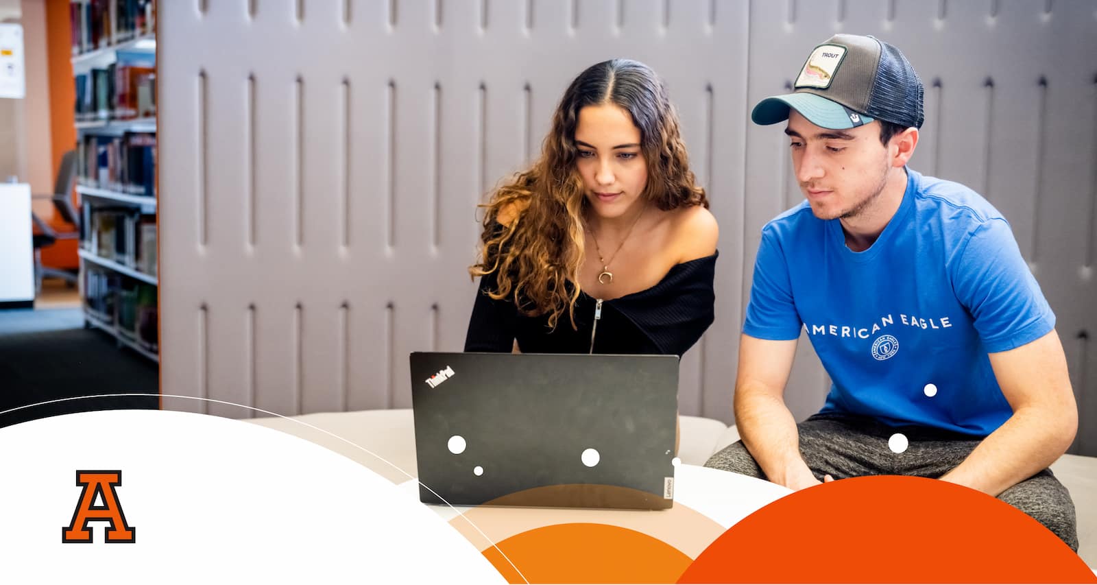 alumnos de la anahuac puebla con computadora 