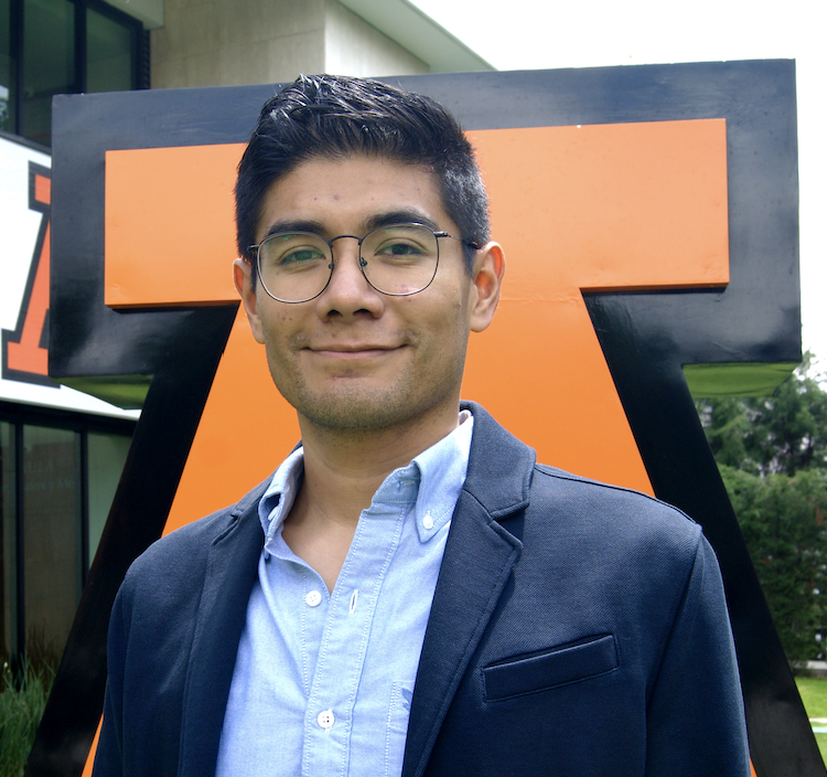 Promotor Felipe de posgrados Anáhuac Puebla