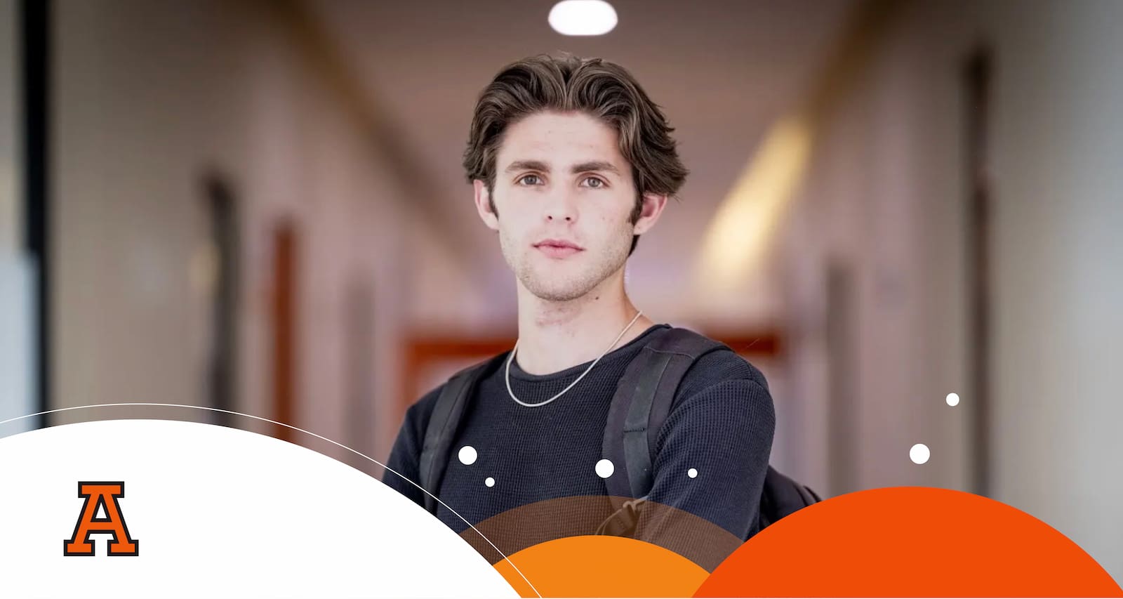 Estudiante de la Anáhuac Puebla parado a mitad de pasillo desenfocado