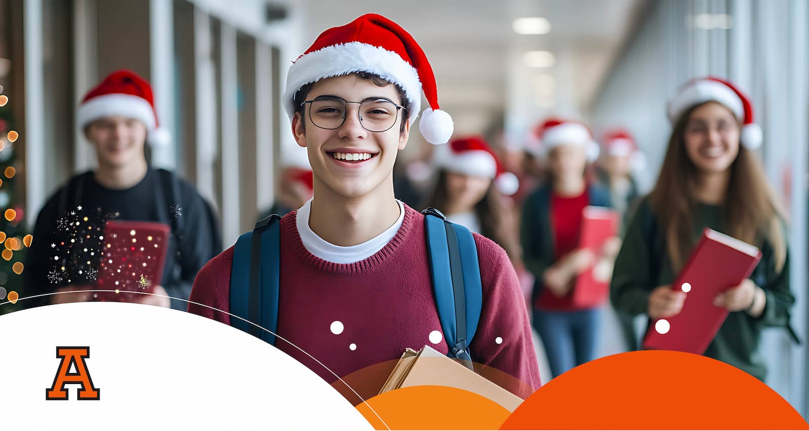 Estudiante sonriendo con gorro navideño en pasillo de universidad