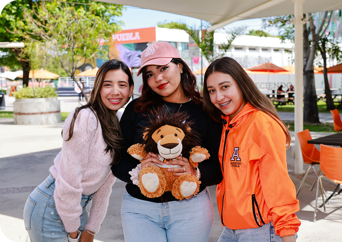 3 estudiantes en Anáhuac Puebla sonriendo