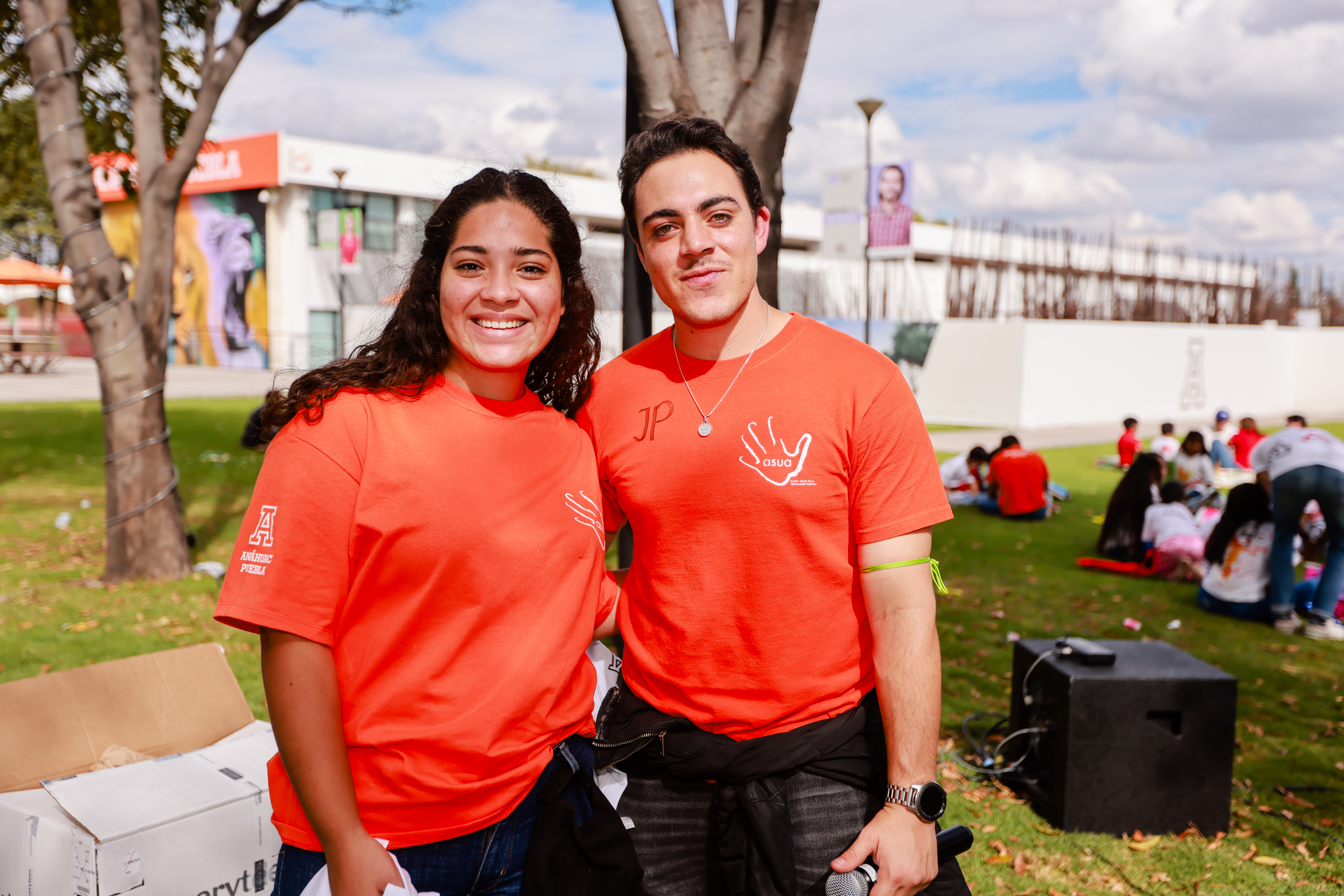 Dos estudiantes del staff en Macroposada de Anáhuac Puebla