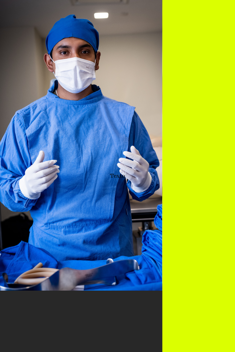 Estudiante estudiante de medicina con vestimenta quirúrgica con las manos levantadas como si estuvieran recién lavadas para entrar a cirugía.