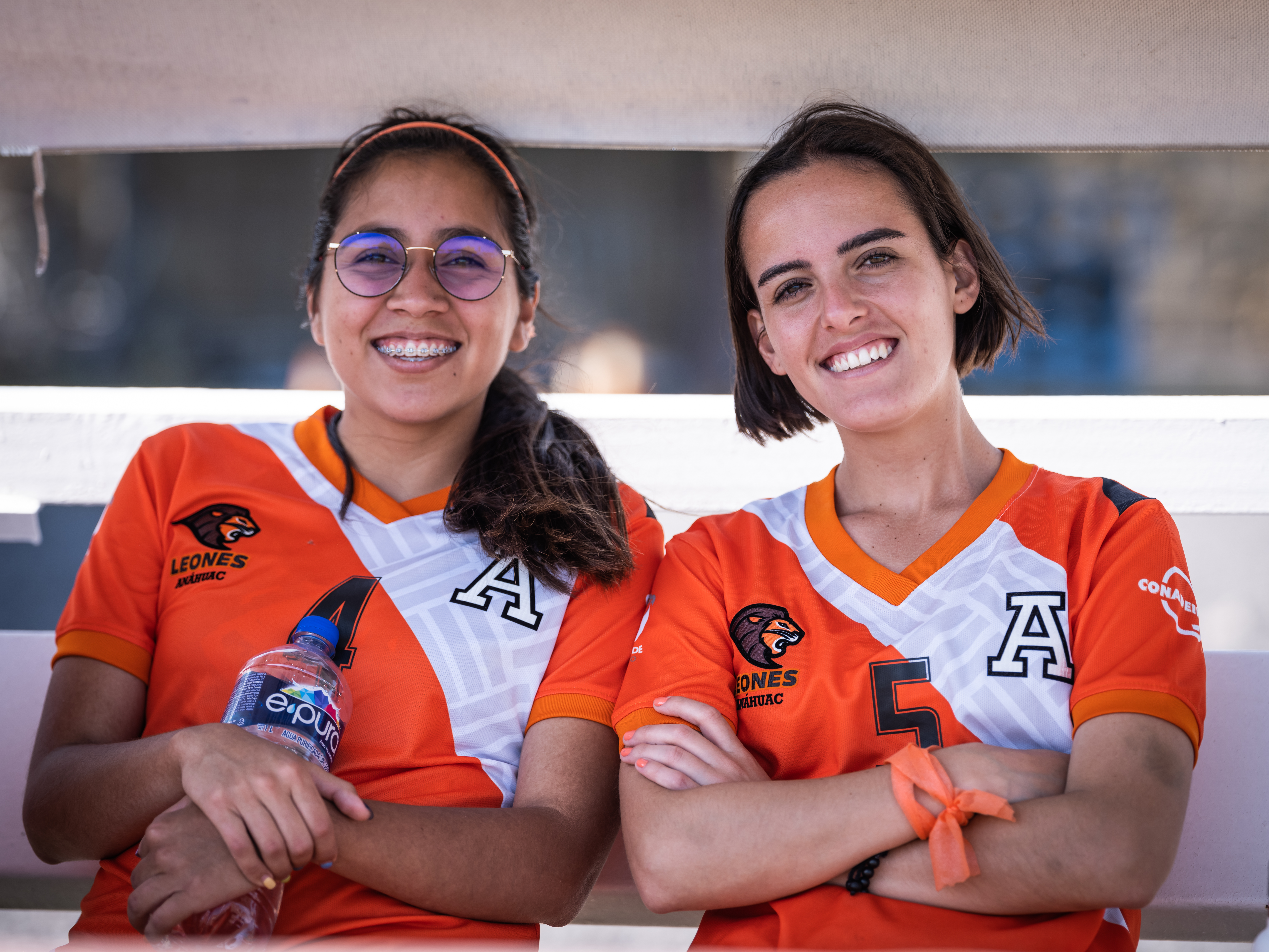 mujeres jovenes futbolistas con los brazos cruzados