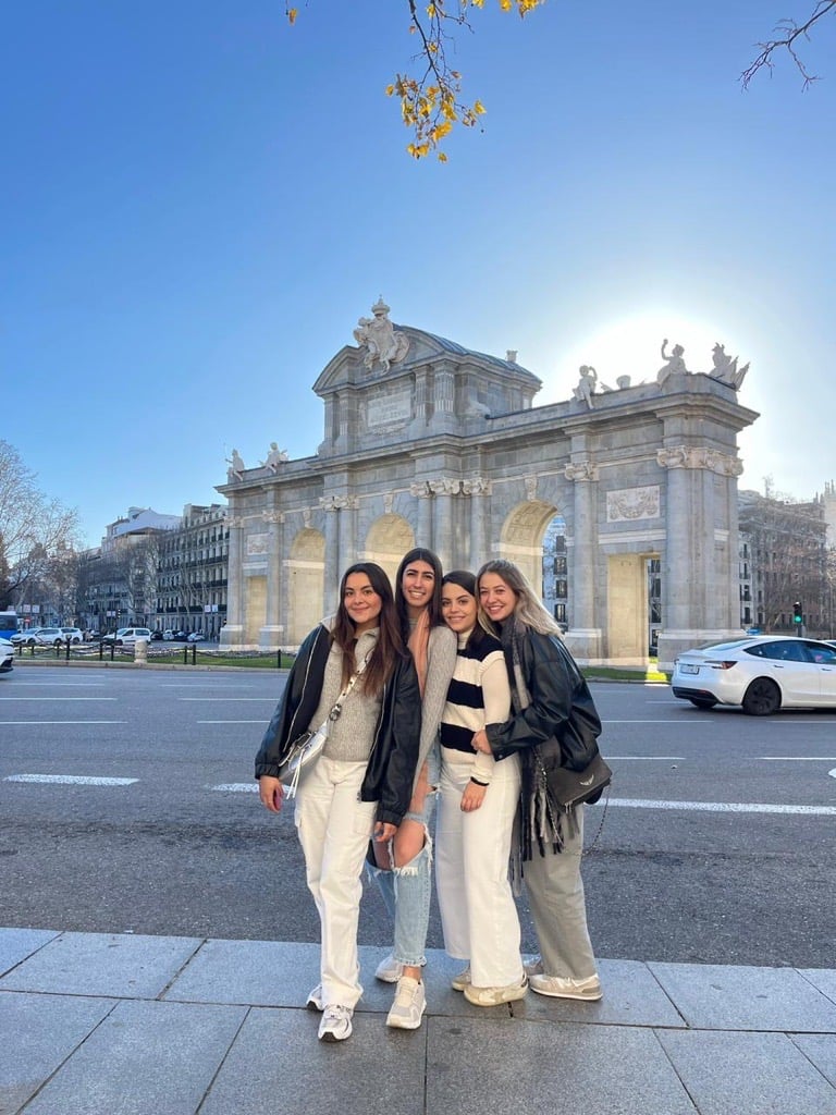 estudiantes en la Puerta de Alcala