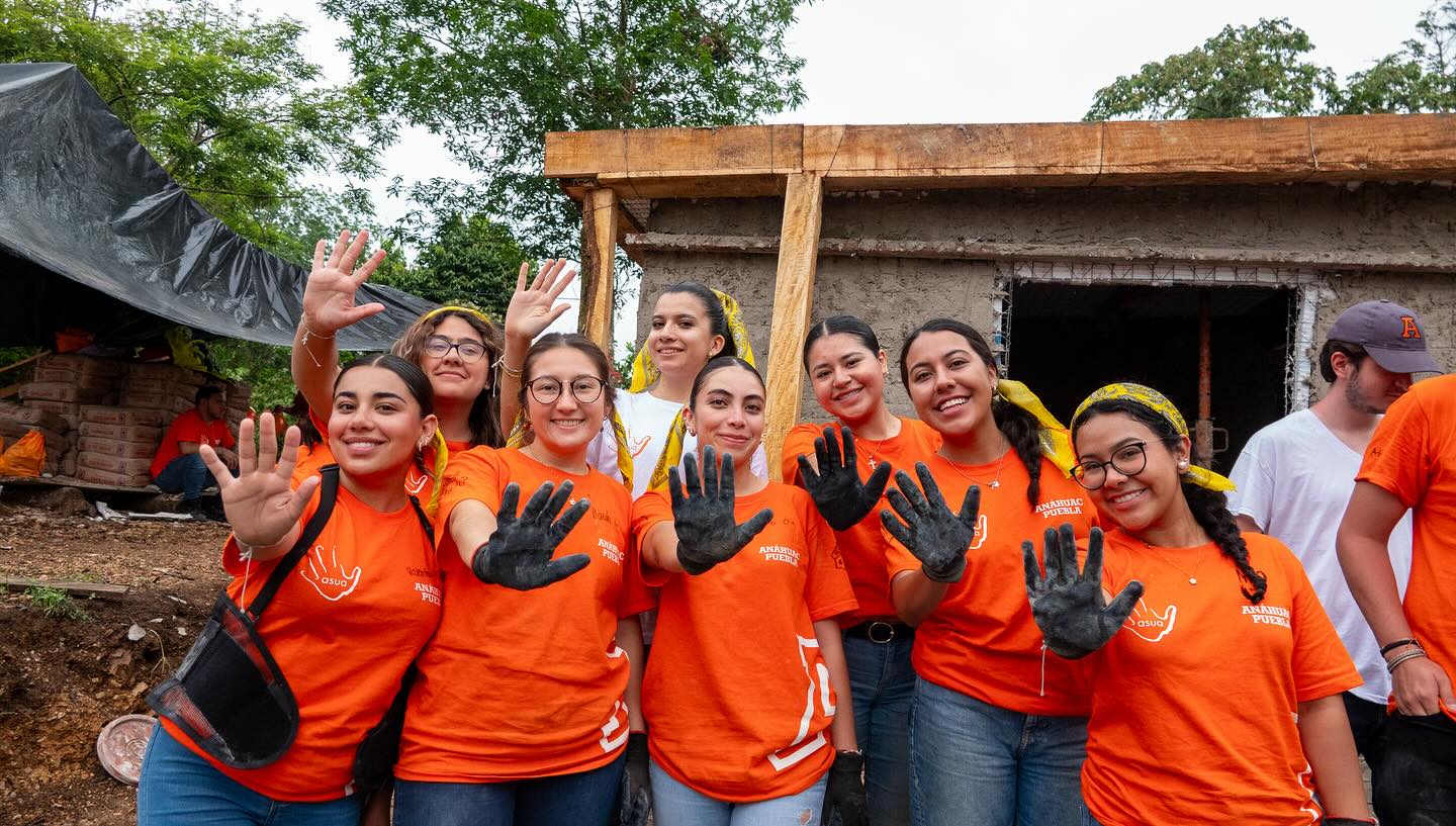 alumnos haciendo voluntariado