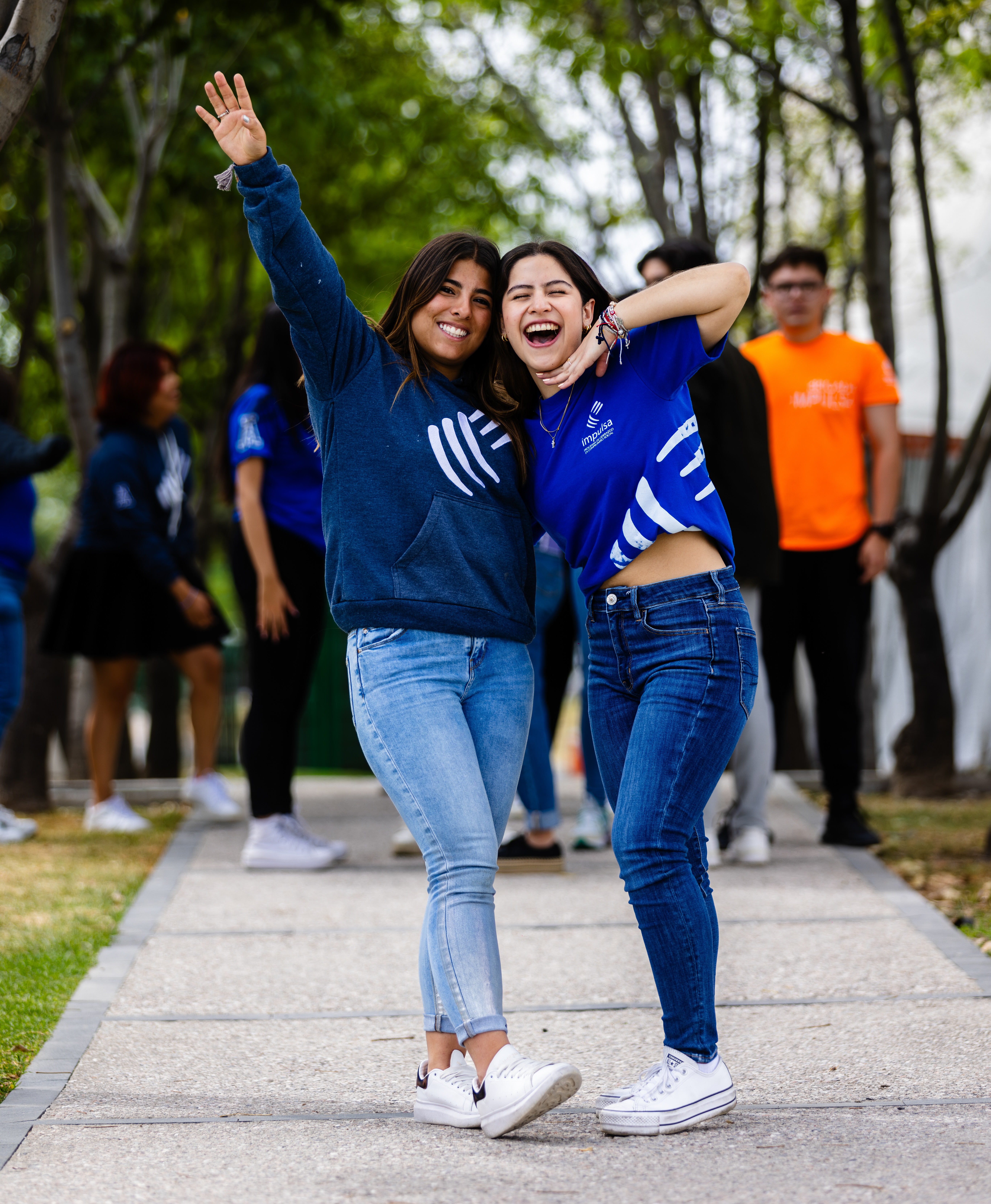 Dos estudiantes llegando a Anáhuac Puebla alegres