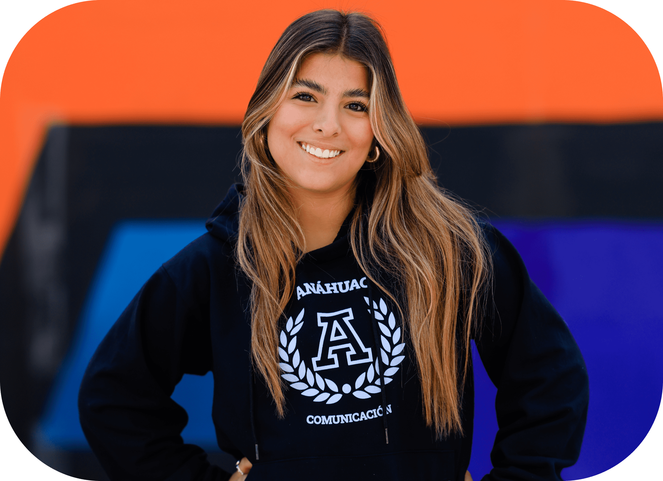 Alumna con sudadera de Comunicación en Anáhuac Puebla