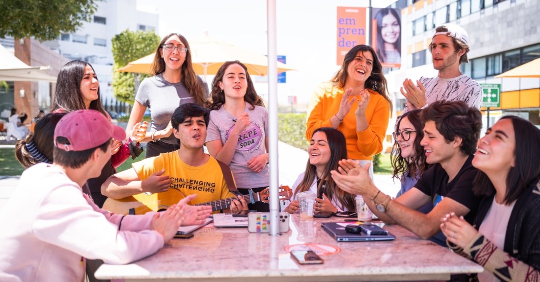 alumnos-conviviendo-en-mesa-de-campus