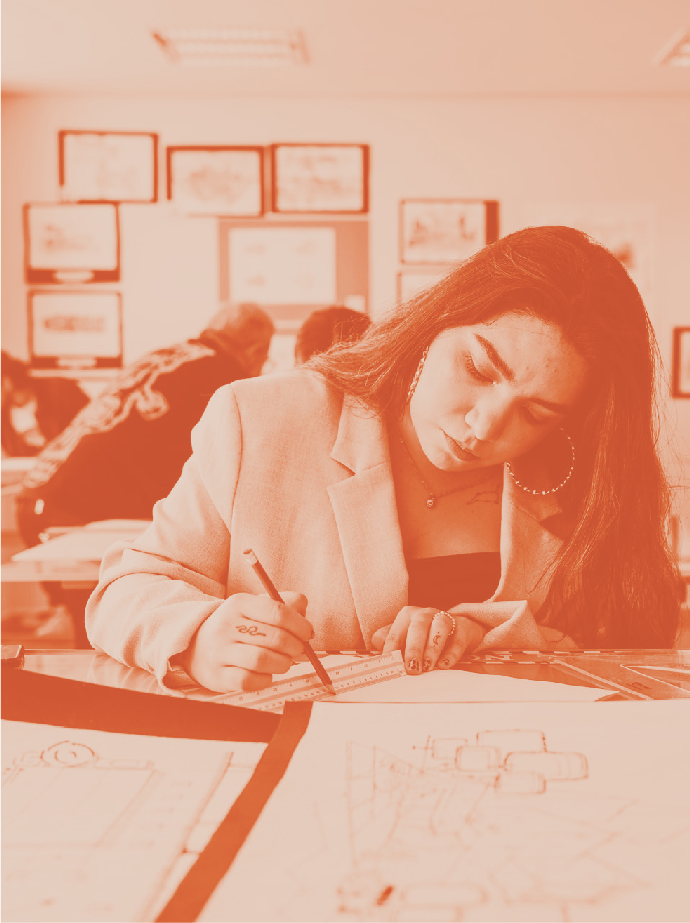 Estudiante de arquitectura trazando planos