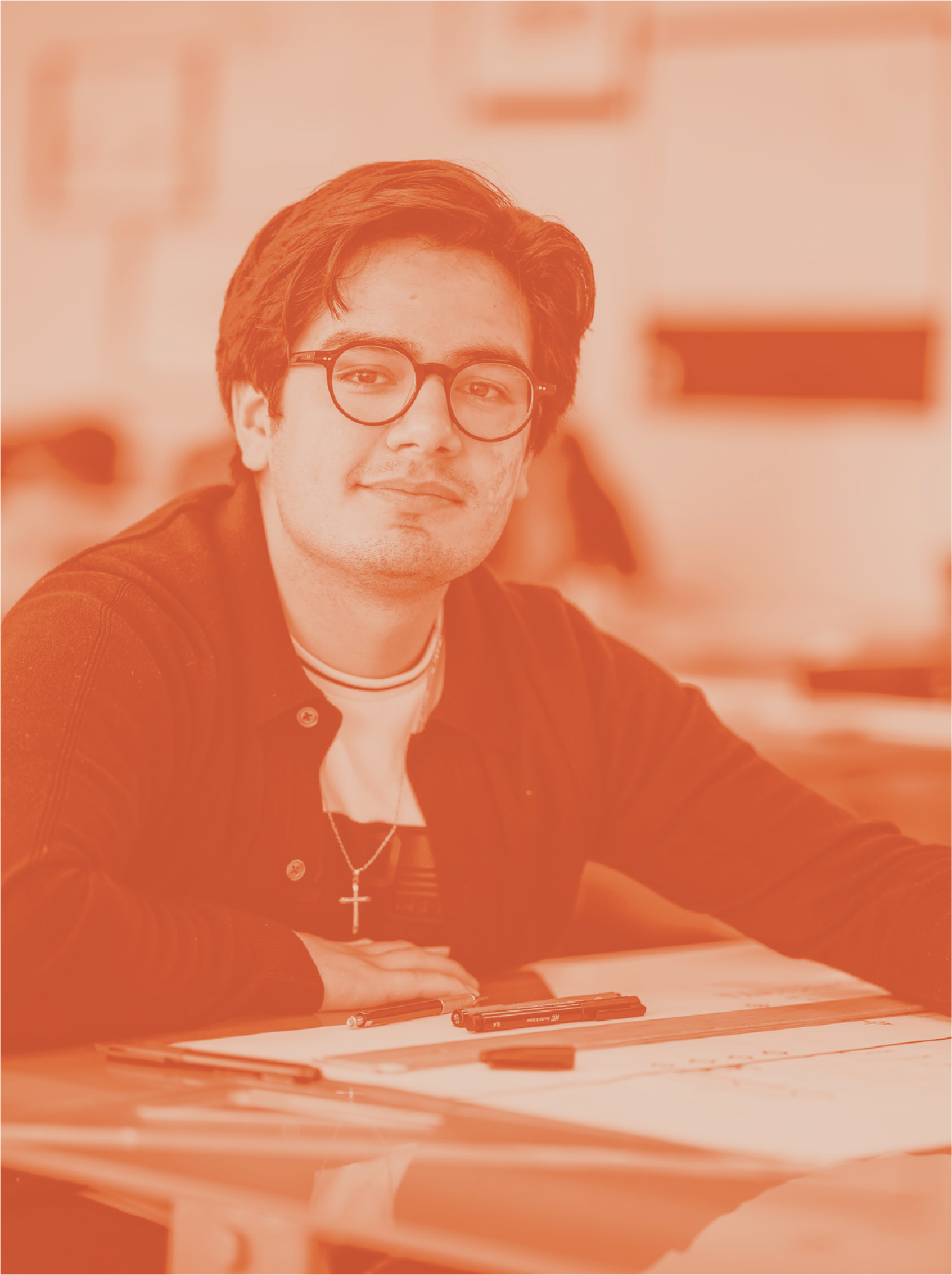Estudiante de arquitectura con herramientas de dibujo