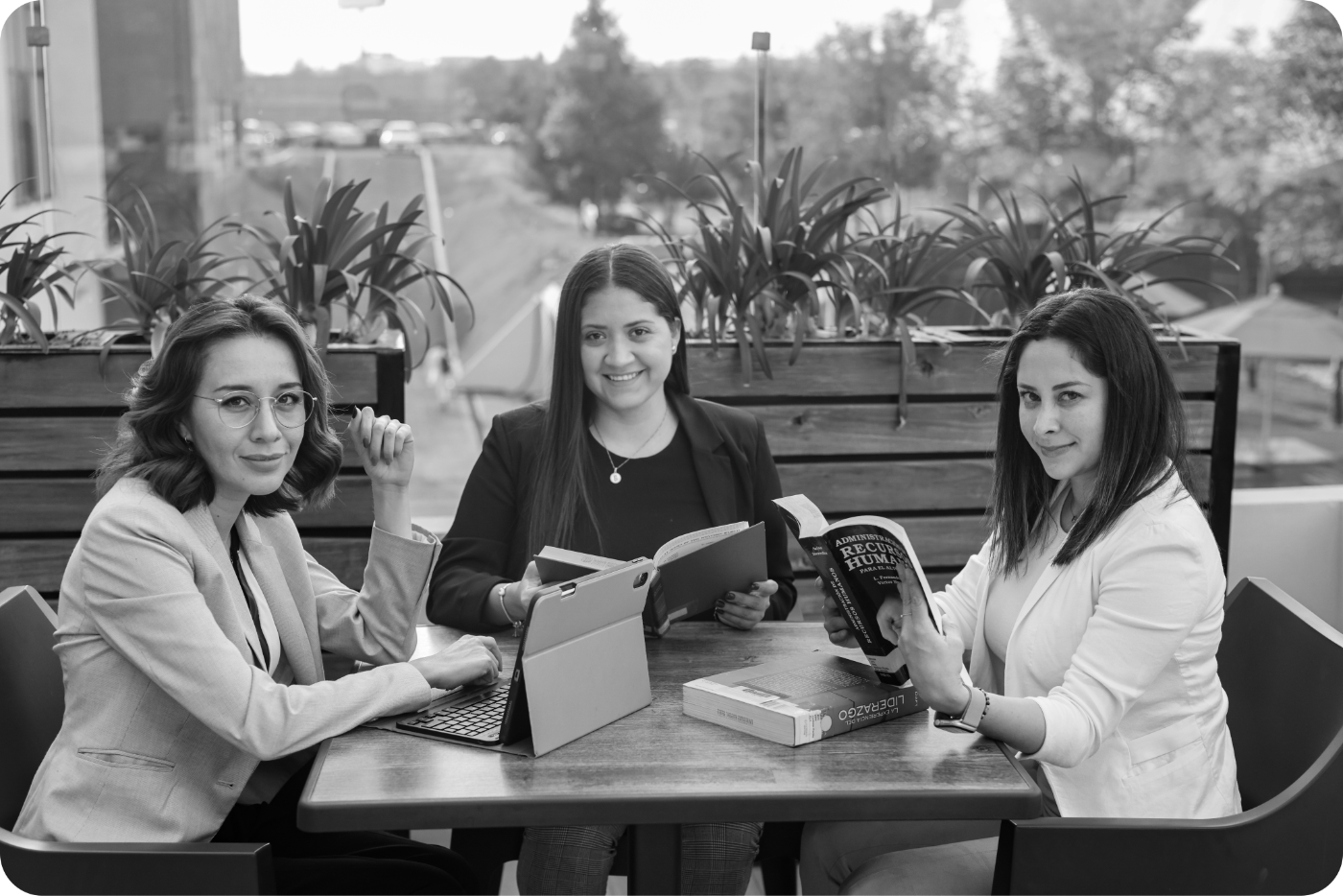 grupo de mujeres estudiando en una mesa blanco y negro