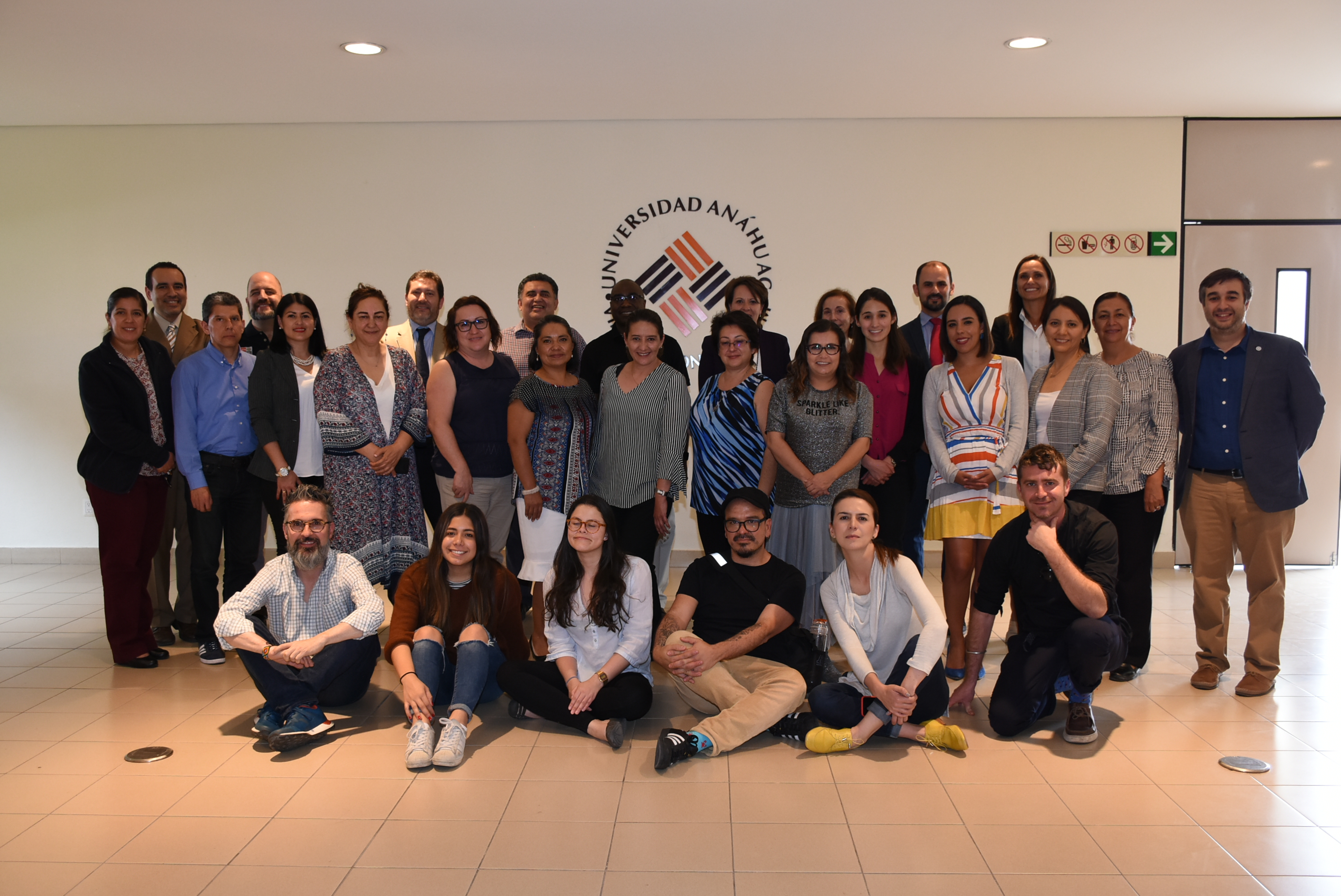 alumnos y maestros en las instalaciones de la universidad Anáhuac Puebla