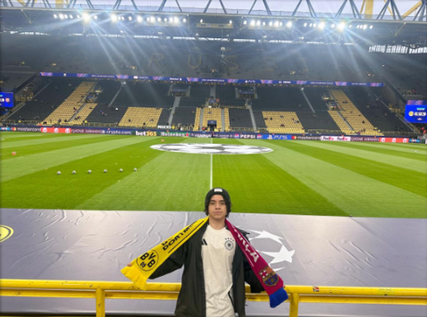 alumno en un estadio de fútbol