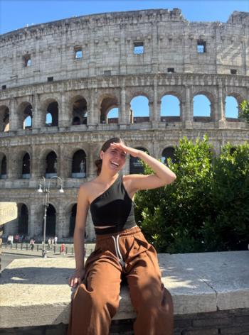 Alumna en el Coliseo romano
