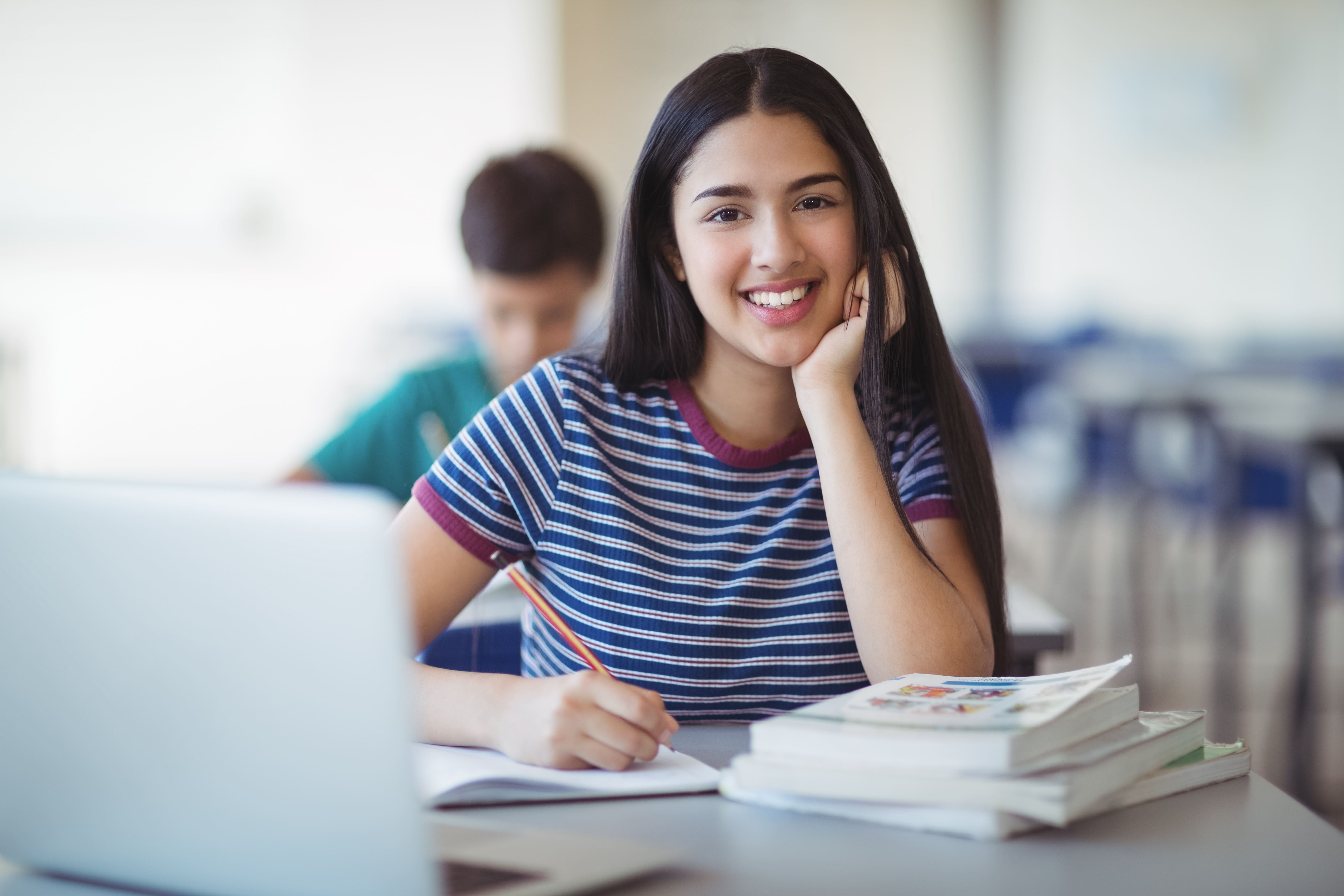 retrato-colegiala-feliz-estudiando-aula (1)