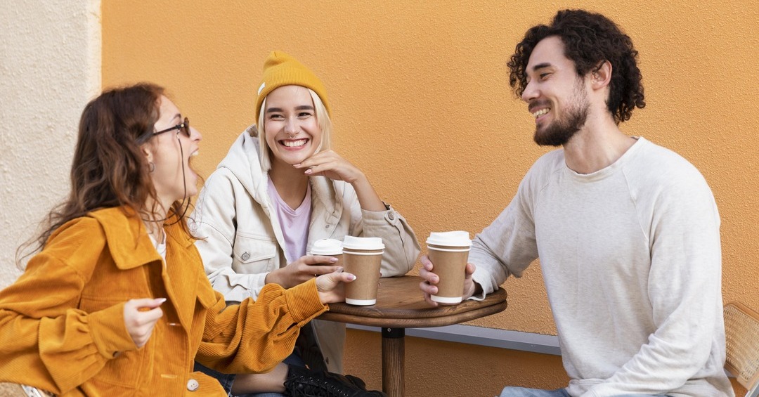 tres-amigos-sentados-conviviendo-tomando-cafe
