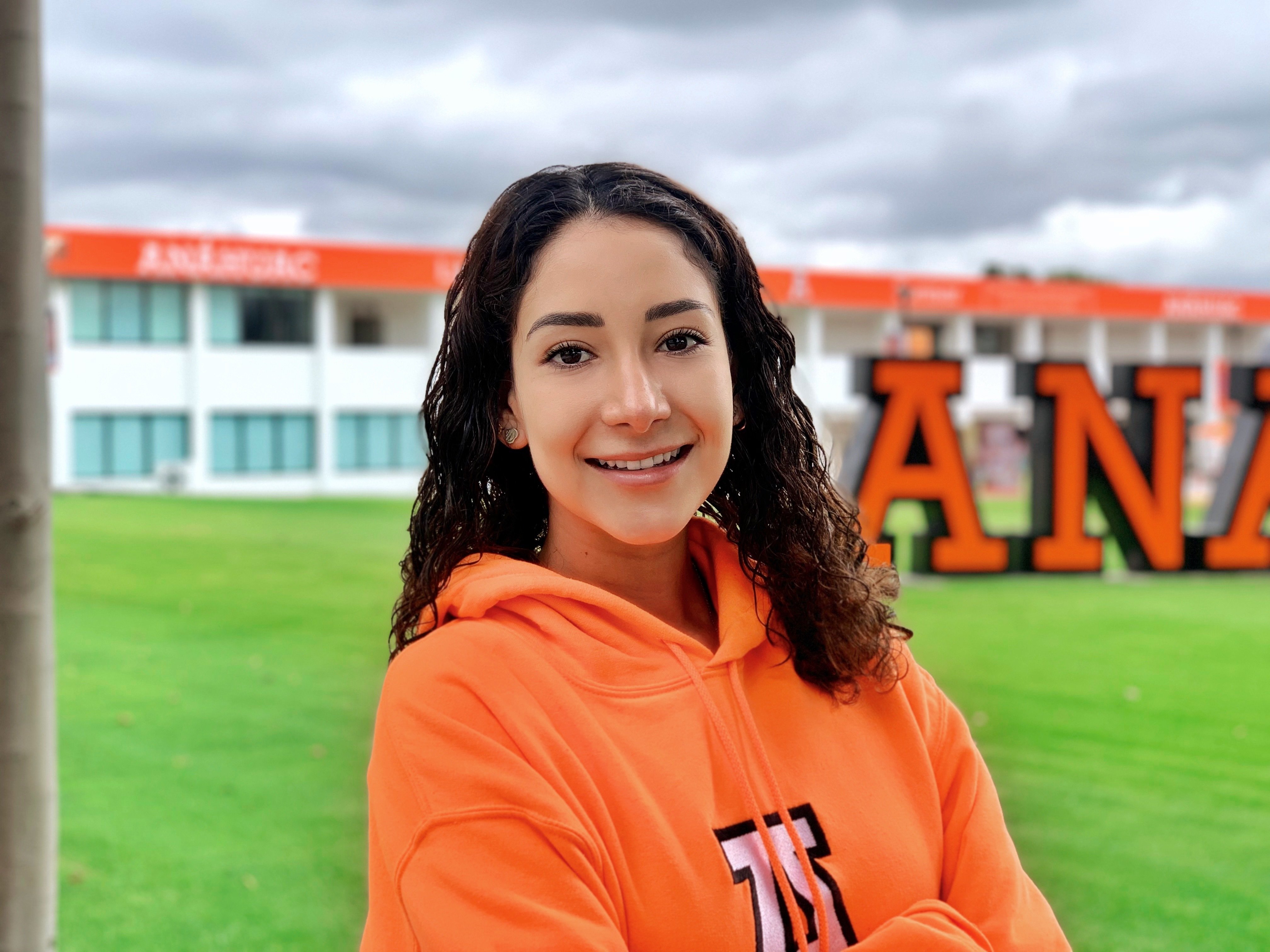 alumna posando con sudadera de Anahuac en las instalaciones